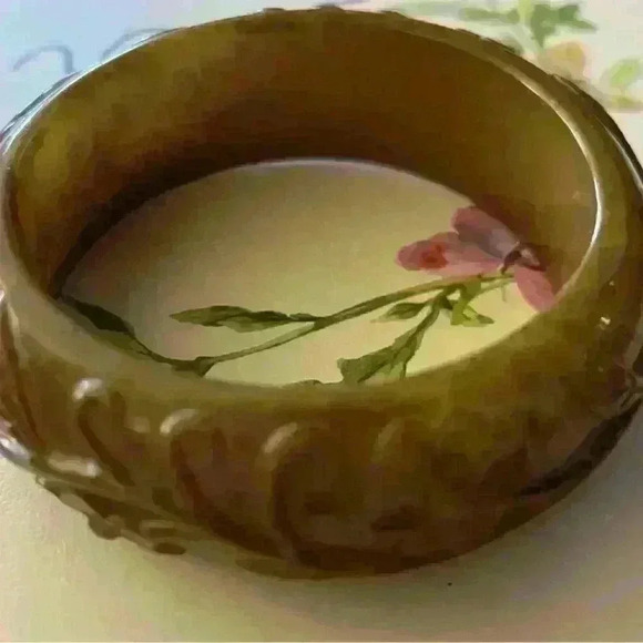 Vintage Acrylic Bangle in army green - Picture 3 of 8